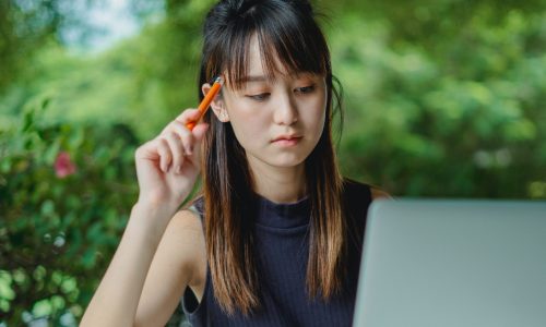 female scrathing her head with pencil_how to get into acting as a child